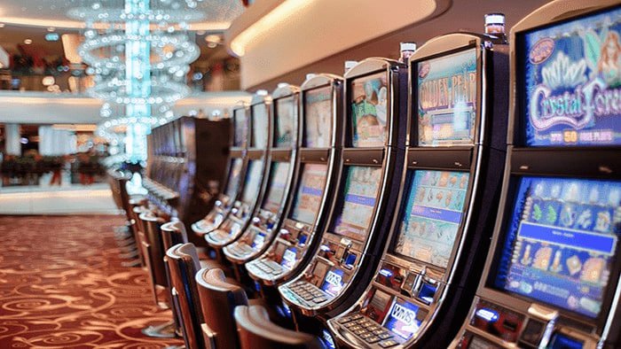 Tabel peringkat kombinasi kartu Teen Patti menunjukkan urutan tangan dari tertinggi hingga terendah
